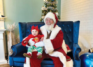 Pier Park Santa Set Wit Customer (baby Laughing)